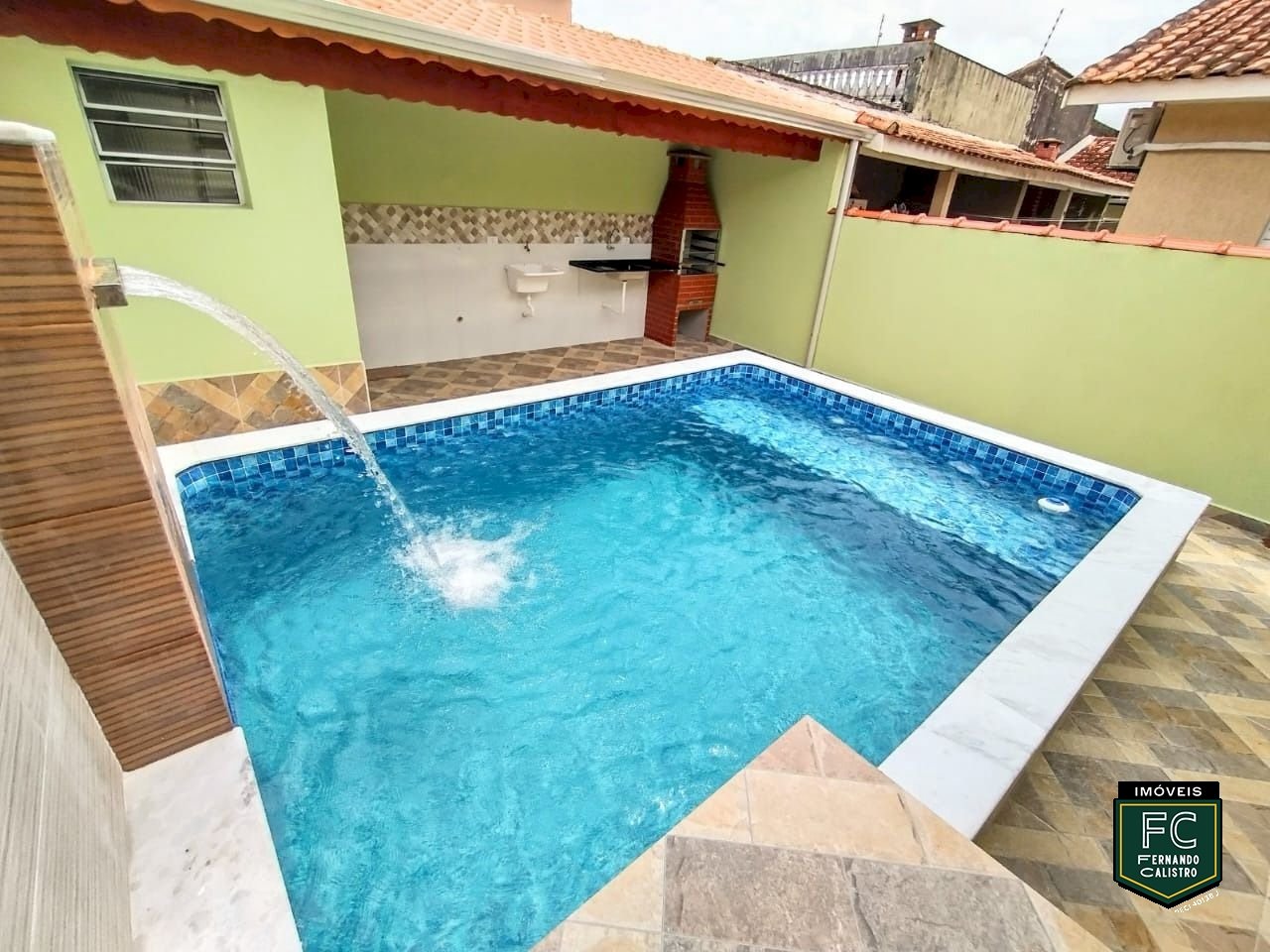Casa com Piscina e Repasse de Financiamento a 700 m da Praia