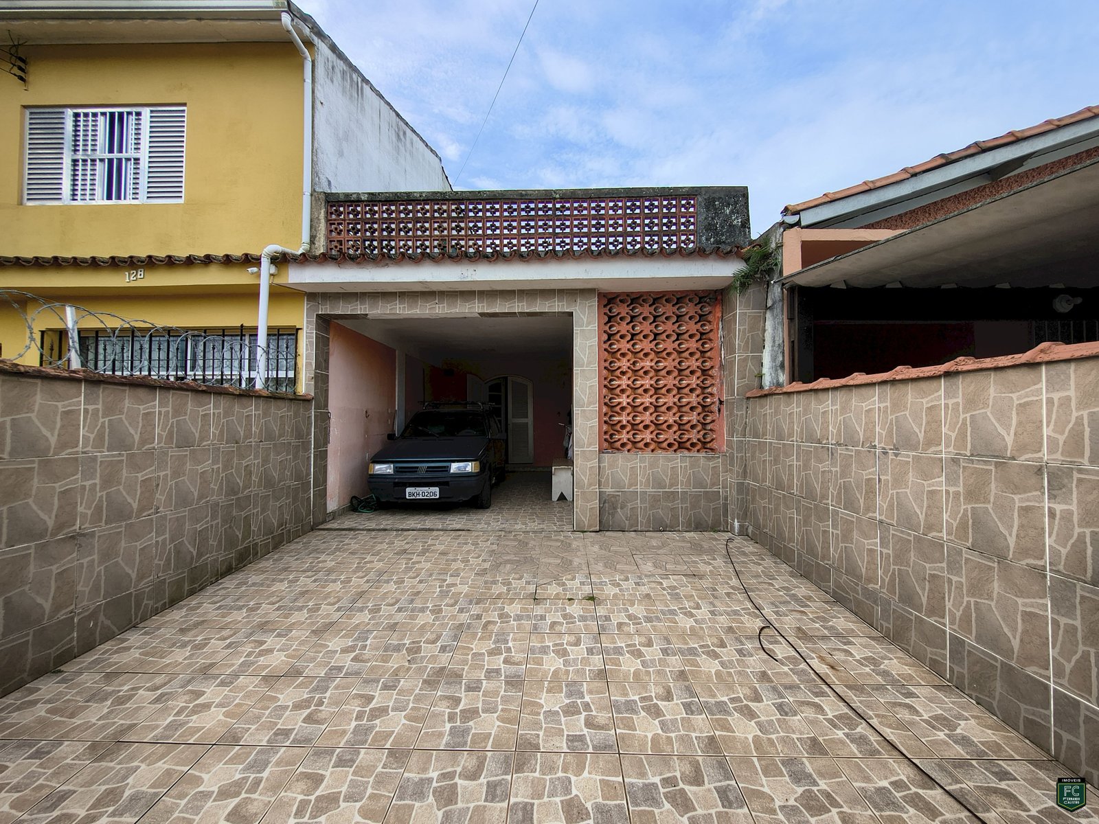 Casa para Reforma com Alto Potencial a 450m da Praia