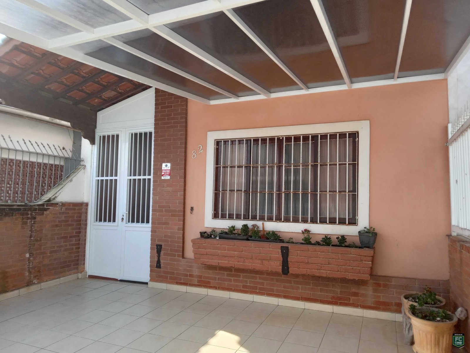 Casa a 80 metros da praia por 400 mil à vista
