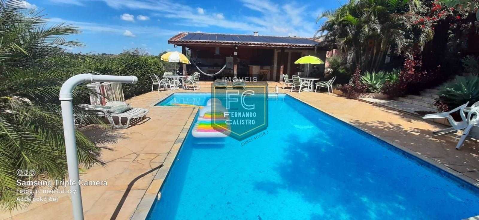 Chácara em Condomínio c/ 3 Suítes e Piscina Aquecida