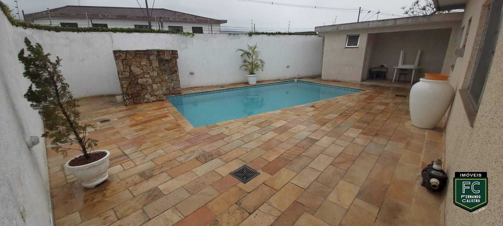 Casa de Esquina com Piscina e Churrasqueira no Bal. Flórida