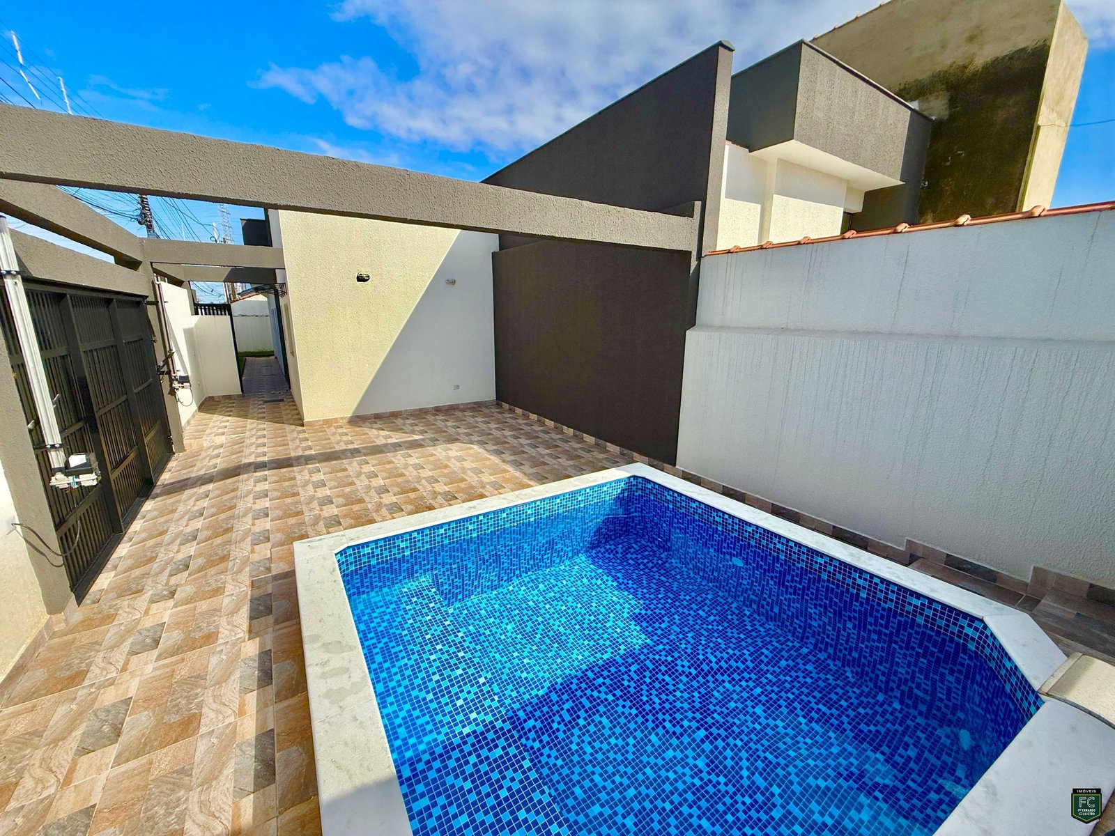 Casa em Esquina com Suíte e Espaço Amplo aprox 500m da Praia