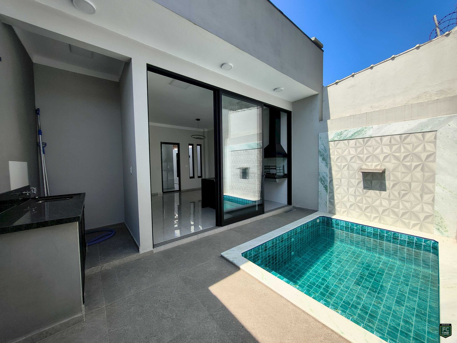 Casa Alto Padrão Moderna 2 Dorms com Piscina e Ilha Gourmet