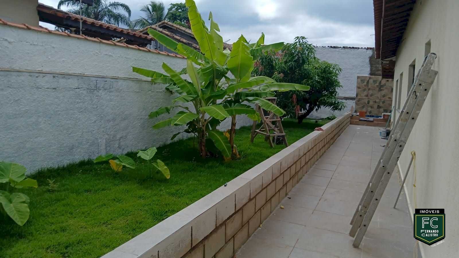 Casa 3 Dorms com Piscina, Churrasqueira e 3 Vagas Lado Praia
