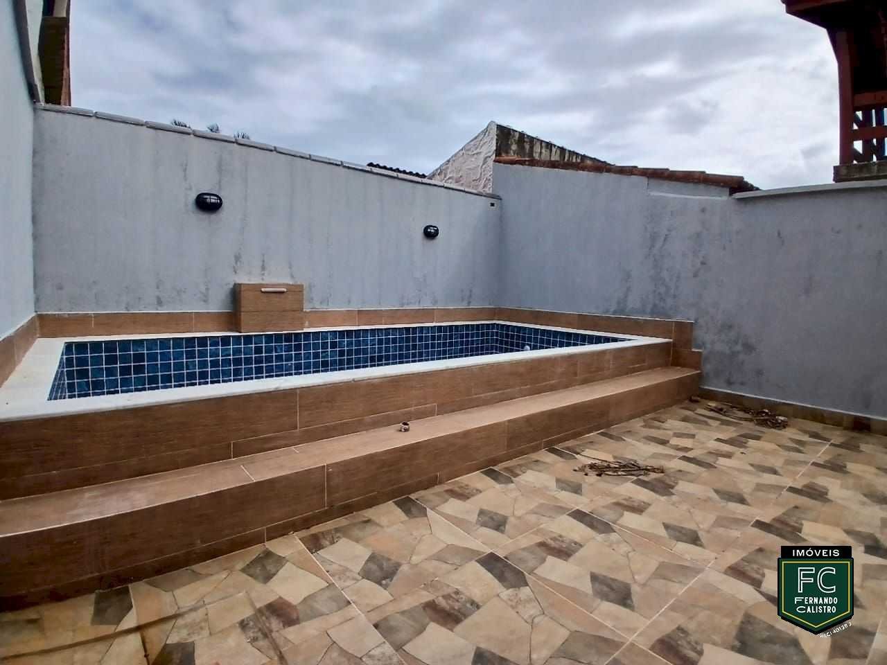 Casa 2 Dorms com Piscina, 3 Vagas e Área Gourmet Lado Praia