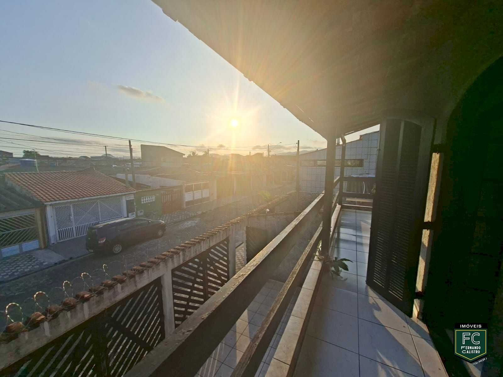 Sobrado Amplo 3 Suítes com Varanda e 3 Vagas em Lote Inteiro