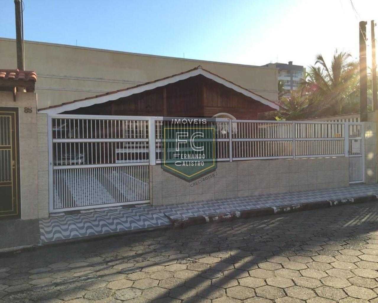 Casa em Lote Inteiro na Região Central a 90 metros da Praia