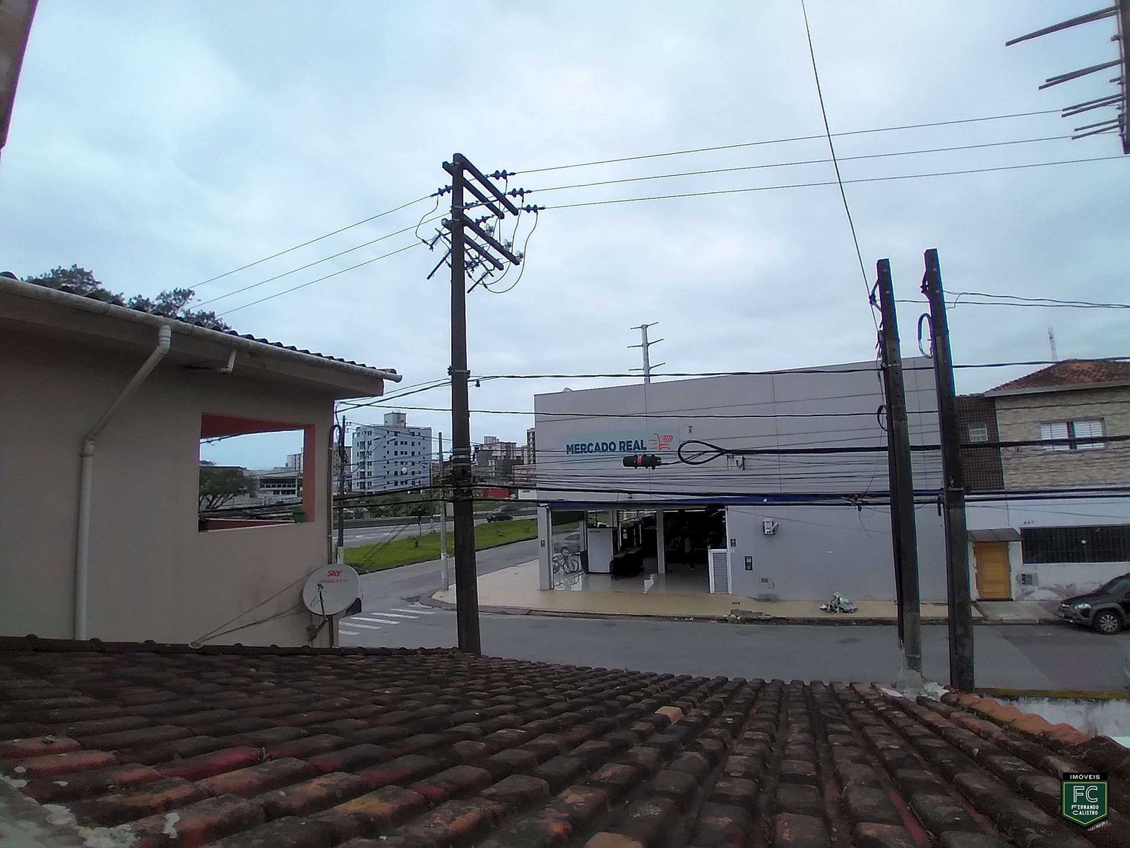 Imóvel com 2 Casas Independentes e Área Gourmet Local Misto