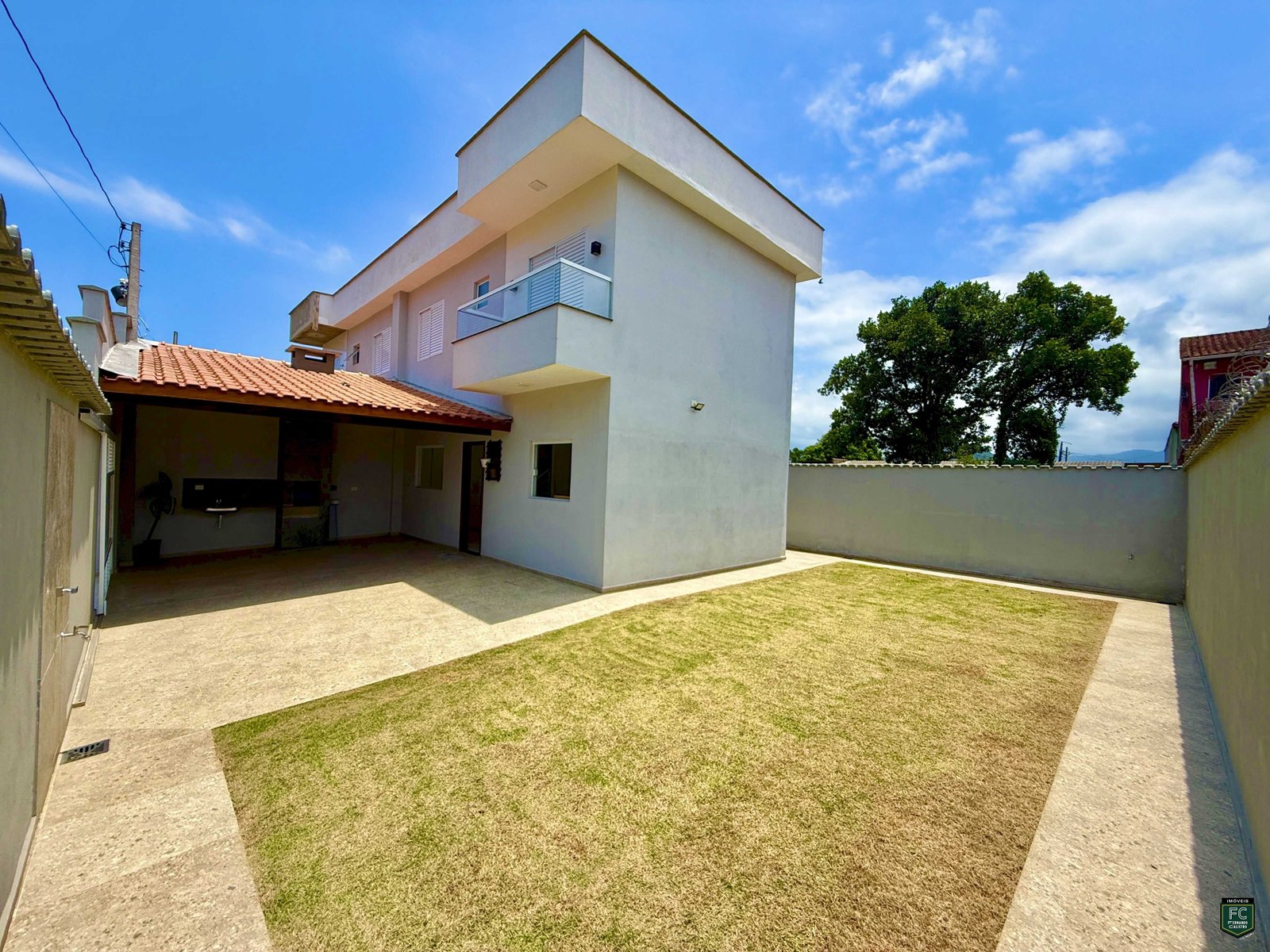 Sobrado Moderno com Área Gourmet Coberta e Quintal Grande