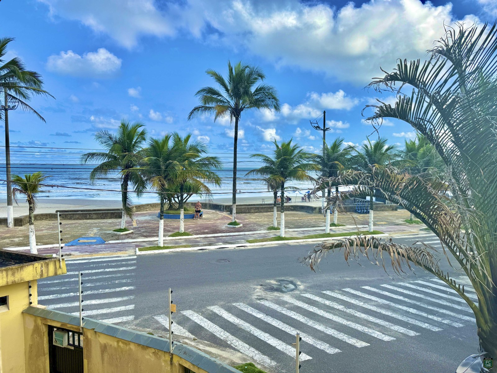 Sobrado 2 Dorms Frente Mar com Quintal e Vista para o Mar
